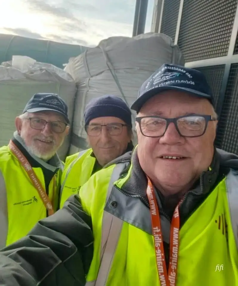Deux signaleurs en gilet jaune sur leur poste