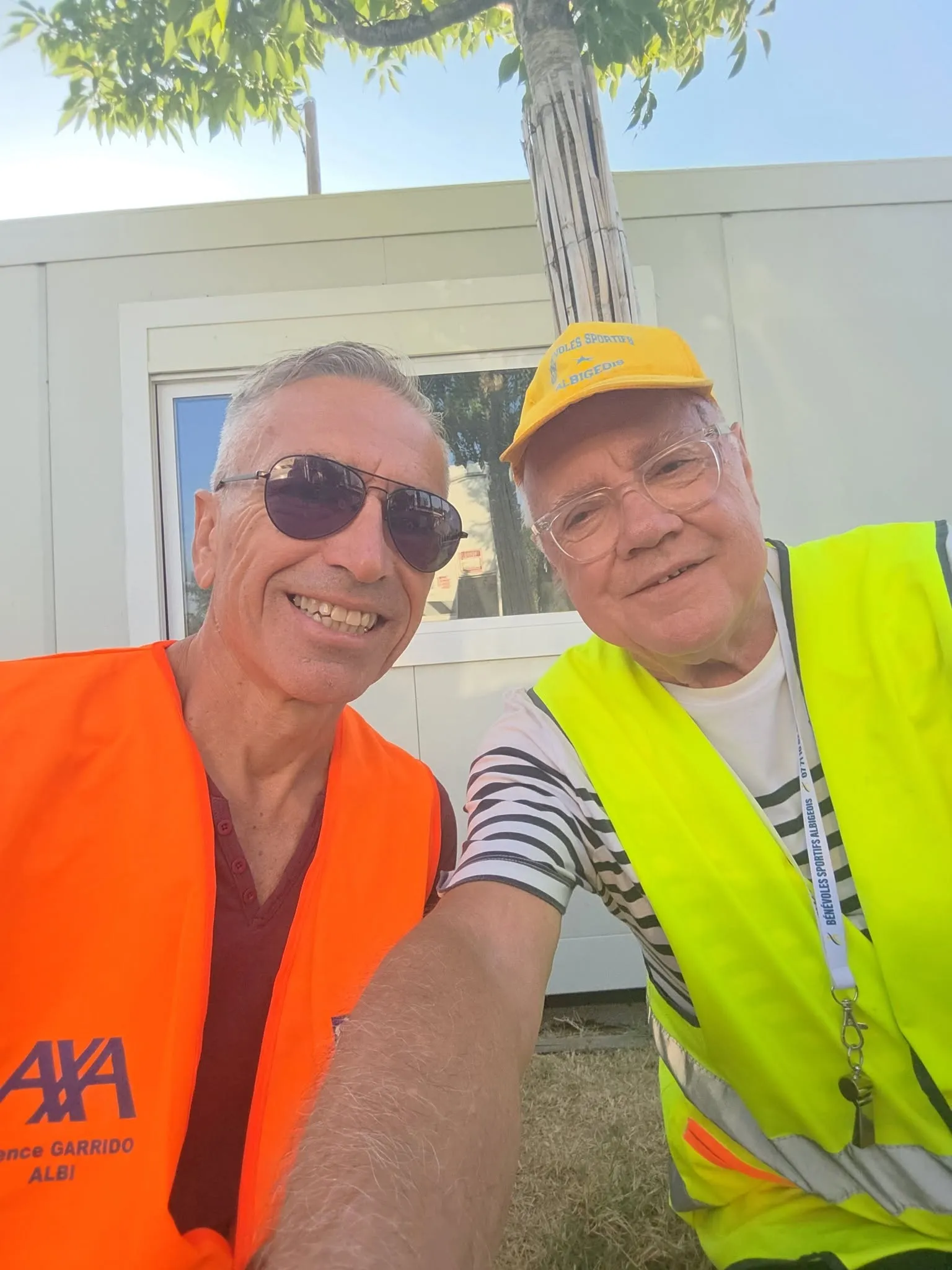Deux bénévoles souriants pendant une mission à Albi