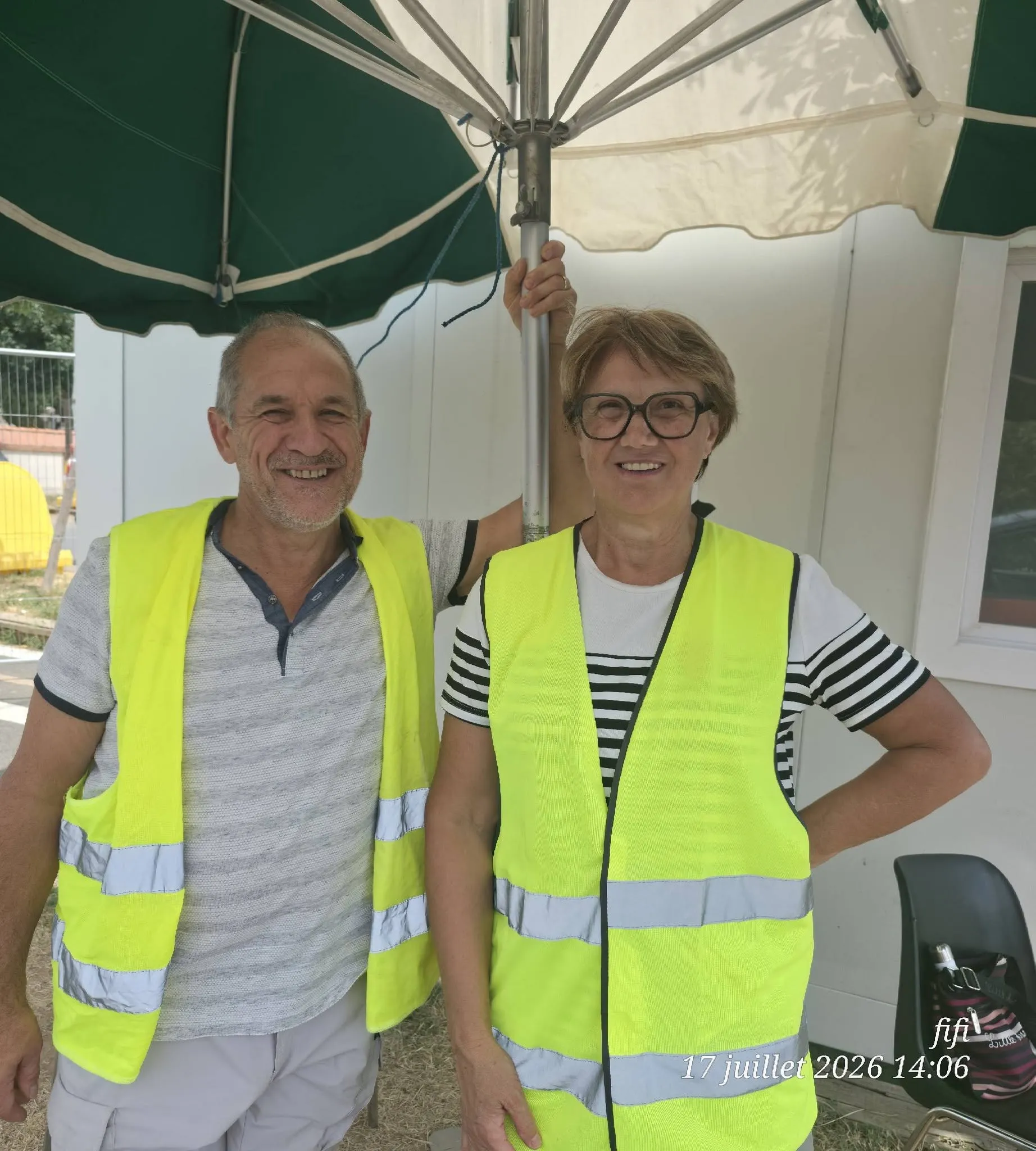 Deux membres de l'équipe à proximité de la buvette