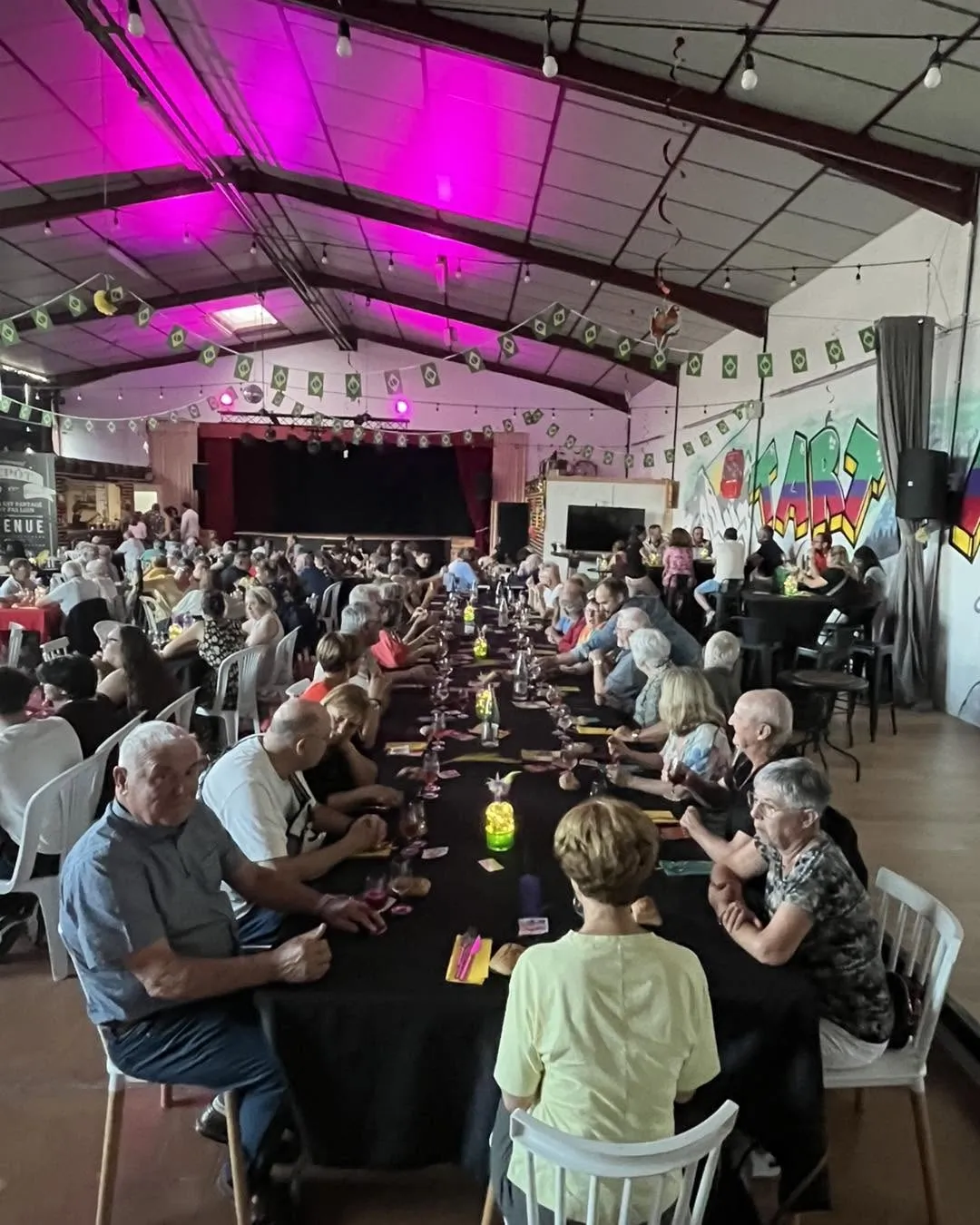 Un grand repas convivial réunissant les bénévoles